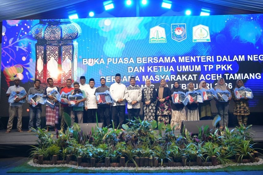 Hari Pertama Ramadhan, Mendagri dan Wagub Aceh Dampingi Warga Pascabencana