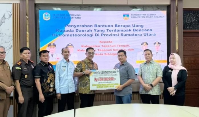 Bupati Solok Selatan Serahkan Bantuan Rp100 Juta untuk Korban Banjir dan Longsor Tapteng