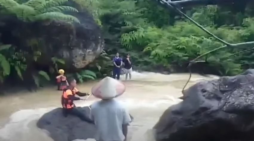Dramatis! Delapan Remaja Terjebak Air Bah di Padang, Lima Sudah Dievakuasi