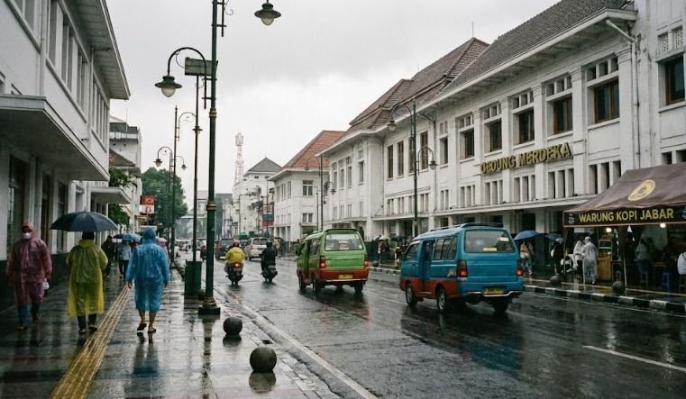 Prakiraan Cuaca Jawa Barat Hari Ini: Hujan Ringan Merata, Waspada Intensitas Meningkat di Kuningan dan Majalengka