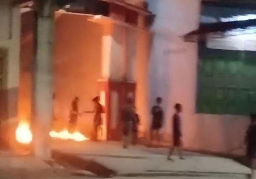 Lagi Dan Lagi!!Aksi Tauran Kembali Terjadi Di Kecamatan Tanjung Tiram, Diduga Salah Satu Pemuda Menyala kan Api Dijalan!!!