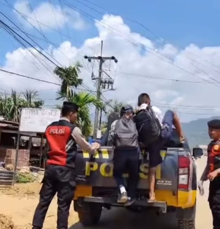 Kesulitan Transportasi Pascabanjir, Polisi di Tapteng Hadir Antar Anak Sekolah dengan Kendaraan Dinas