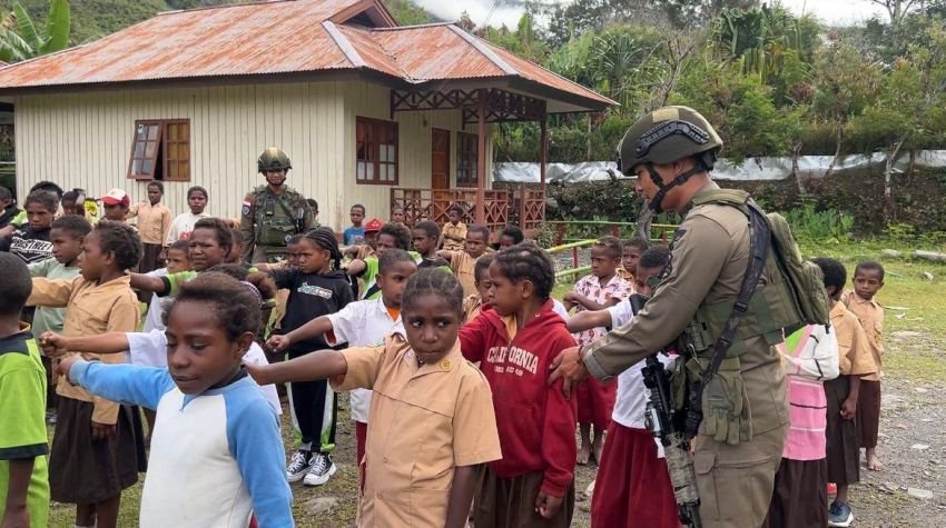 Membangun Generasi Disiplin, Satgas Damai Cartenz 2026 Latih Baris-Berbaris Siswa SD Dondobaga di Papua
