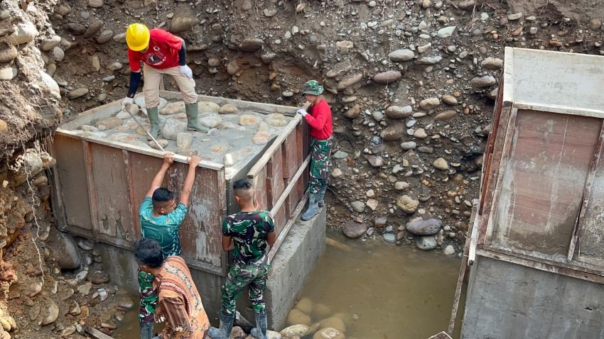 Sempat Putus Diterjang Bencana, TNI AD Kebut Pembangunan Jembatan Gantung di Bonjol: Progres Capai 41 Persen
