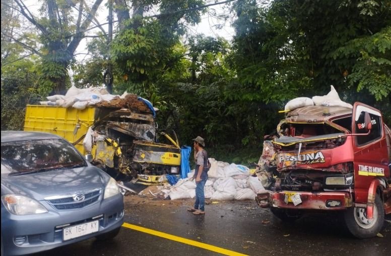 Kecelakaan di Jalan Jamin Ginting KM 39: Truk Tangki Air dan Truk Cold Diesel Adu Kuat, Kedua Pengemudi Dilarikan ke Rumah Sakit
