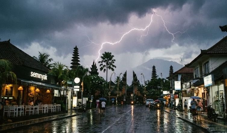 Cuaca Bali Didominasi Hujan dan Petir, Warga Diminta Waspada