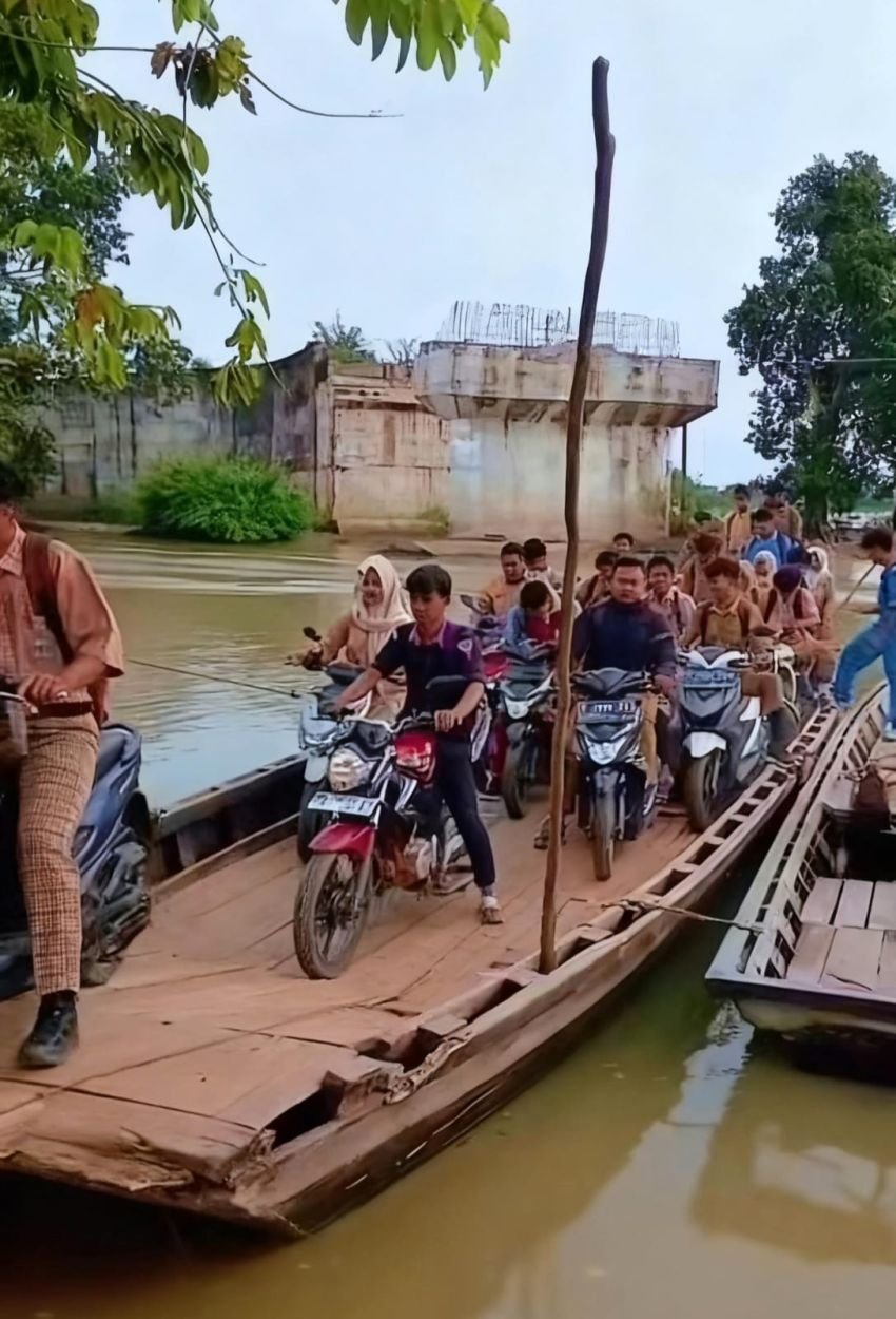 Warga Kali Pasir Terpaksa Menyebrangi Sungai, Presiden Minta Pemprov Lampung Tindak Cepat