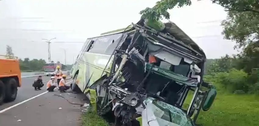 Kecelakaan Bus Wisata di Tol Cipali, Sopir Tewas dan Puluhan Penumpang Dievakuasi ke Rumah Sakit