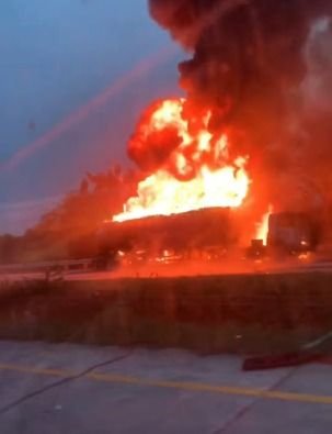 Asap Hitam Membubung, Mobil Tangki Terbakar di KM 185A Tol Cipali