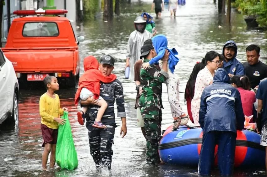 TNI AL Evakuasi Warga Terjebak Banjir di Sesetan Denpasar, Prioritaskan Lansia dan Anak-anak