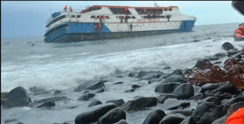 KM Intim Teratai Karam di Perairan Pulau Makian, Tim SAR Bergerak Cepat Evakuasi Penumpang