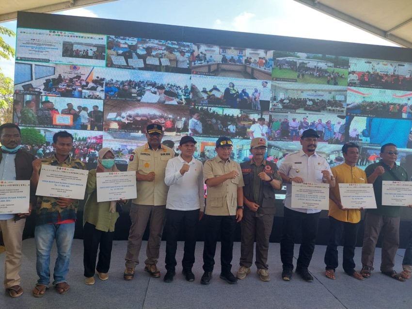 Wagub Fadhlullah Dampingi Mendagri Serahkan Bantuan Perbaikan Rumah Korban Bencana di Aceh Tamiang