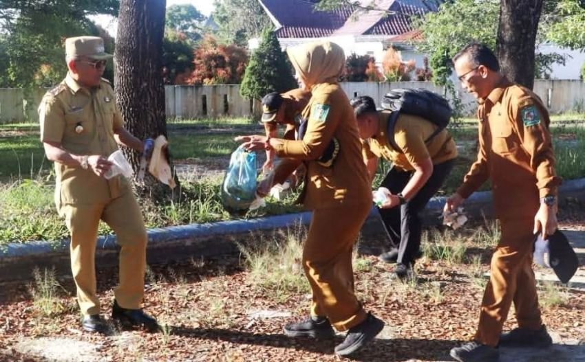 Bupati Simalungun Pimpin ASN Bersih-bersih Usai Apel Pagi, Dorong Budaya Lingkungan Sehat dan Indonesia ASRI
