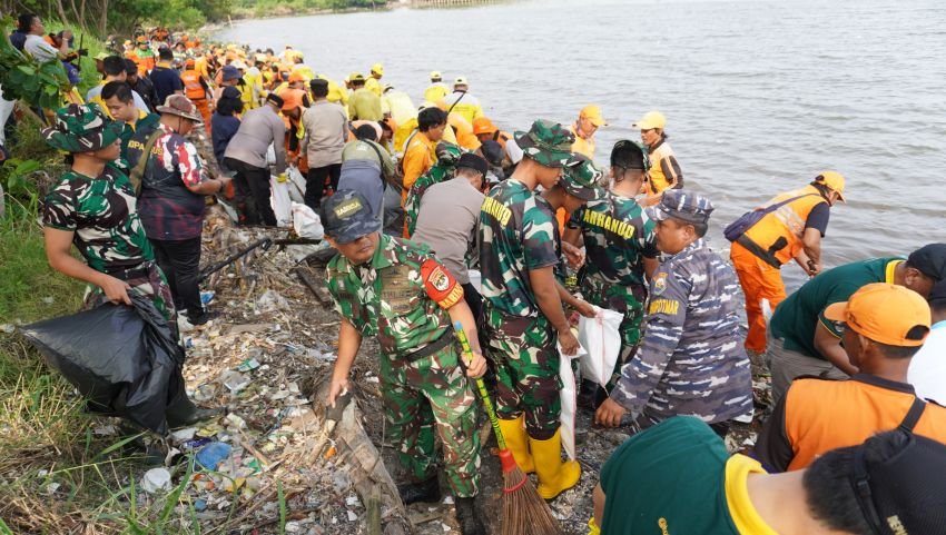 Ratusan Personel TNI-Polri dan Pemkot Bersihkan Pantai Marunda dalam Aksi Korve Jaga Jakarta