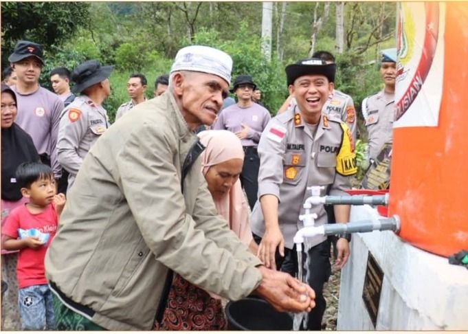 Program Bantuan Air Bersih, Kapolres Aceh Tengah dan Mahasiswa STIK-PTIK Resmikan Sumur Bor Kelima