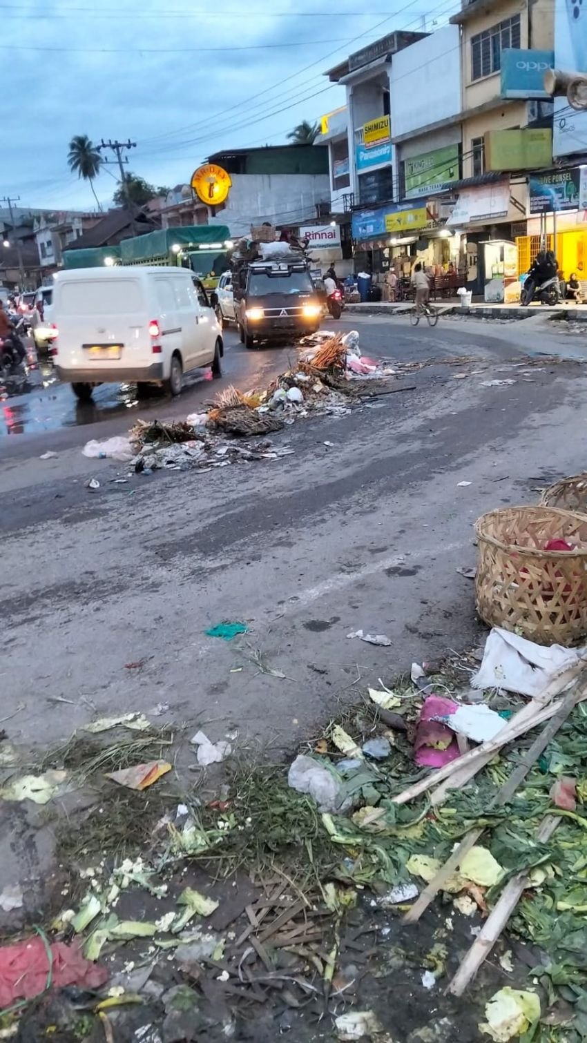 Pasar Gunungtua Kotor dan Semrawut, Sampah Menggunung hingga ke Tengah Jalan