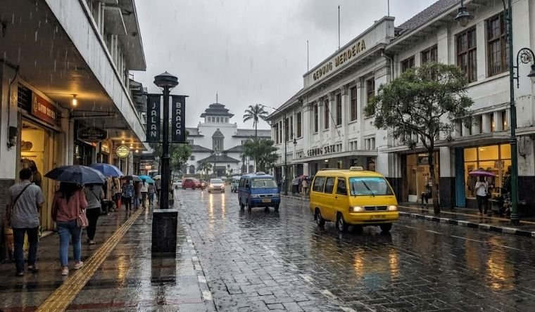 Hujan Sedang Mendominasi Jawa Barat, Kelembapan Udara Capai 99 Persen