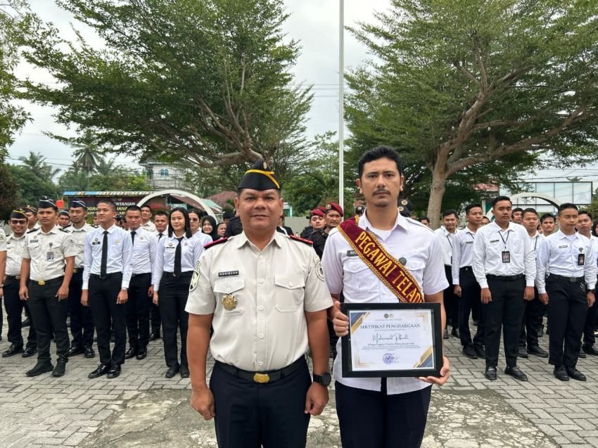Apresiasi Dedikasi, Kalapas Labuhan Ruku Beri Penghargaan Pegawai Teladan