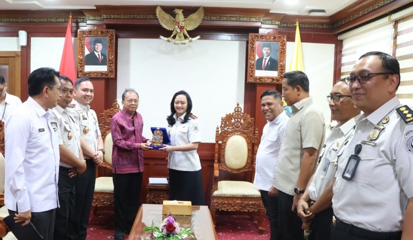 Gubernur Bali Wayan Koster Ajak Imigrasi Perkuat Satgas Awasi Orang Asing di Pulau Dewata