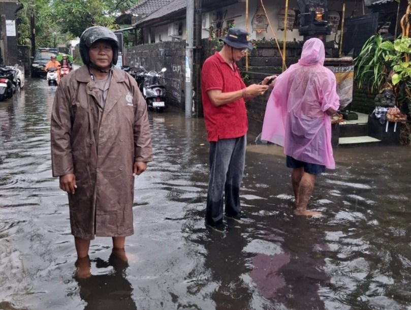 Bhabinkamtibmas Sanur Pantau Genangan Air di Jalan Bumi Ayu, Pastikan Aktivitas Warga Tetap Lancar