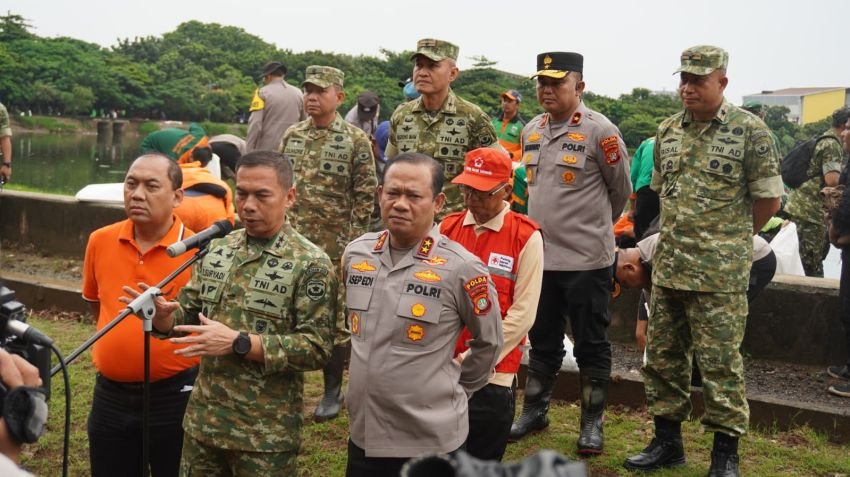 Tiga Pilar dan Warga Jakarta Utara Bergotong Royong Bersihkan Waduk Cincin, Wujudkan Lingkungan Sehat dan Cegah Banjir