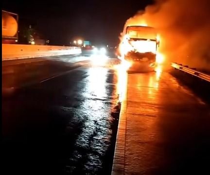 Bus AKAP PO Haryanto Terbakar di Tol Pemalang, 35 Penumpang Dievakuasi Selamat