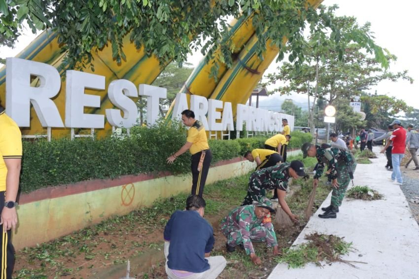 Tindaklanjuti Arahan Presiden! Polres Pringsewu, TNI, dan Pemda Bersatu dalam Aksi Bersih-Bersih Rest Area Pekon Wates