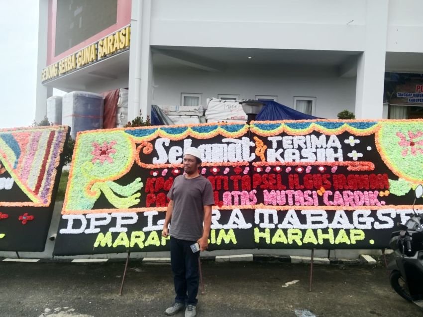 Mutasi Dua Pejabat, Sejumlah Papan Bunga Warnai Kantor Bupati Tapsel: Terima Kasih!