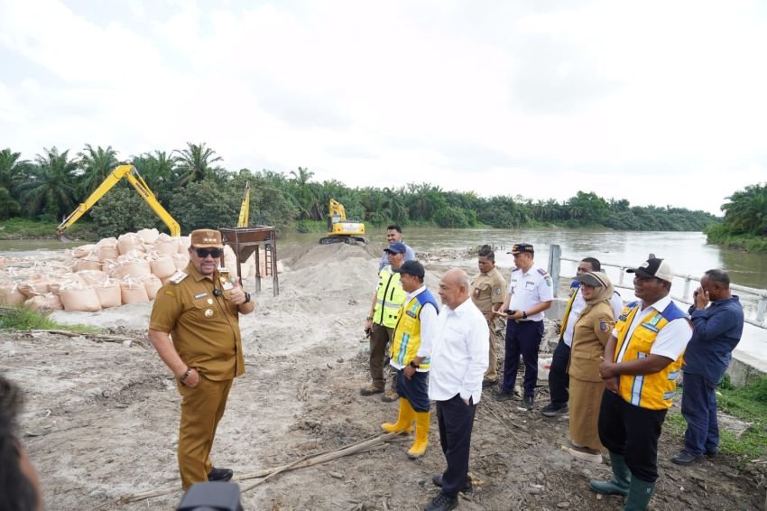 Pastikan Ketersediaan Air Irigasi untuk Petani, Bupati Batu Bara Tinjau Bendung Tanjung Muda