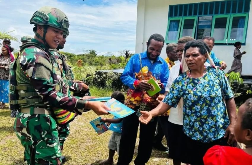 Dorong Pendidikan dan Spiritualitas, Satgas Yonif 521/DY Bagikan Buku Cerita dan Alkitab kepada Warga Apalapsili