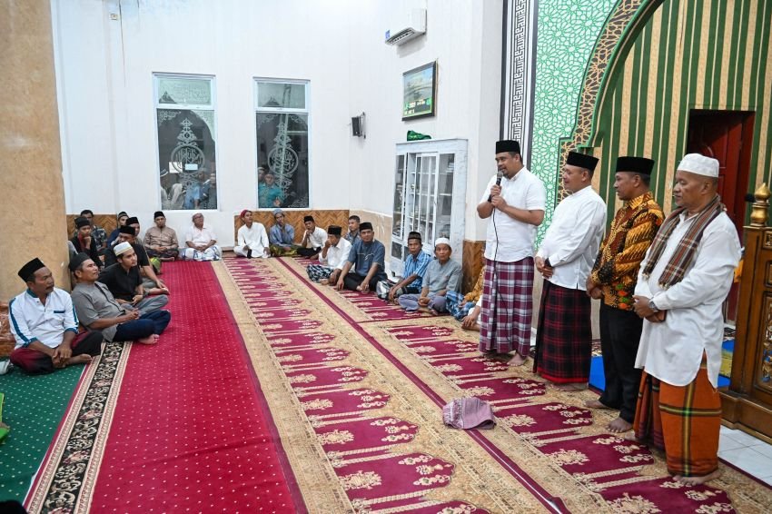 Gubernur Bobby Nasution Berbuka Puasa dengan Masyarakat Sorkam, Dukung Rehabilitasi Rumah Korban Terdampak Banjir