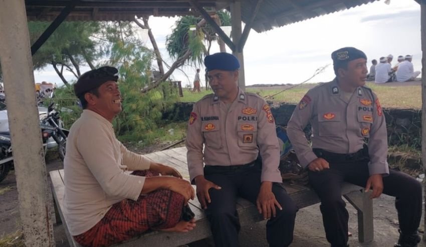Satpolairud Polres Gianyar Sambang Masyarakat di Pantai Masceti, Imbau Keselamatan dan Kebersihan