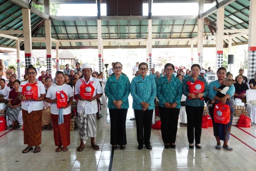 &ldquo;Bergerak dan Berbagi&rdquo;: Ibu Putri Koster Gerakkan Masyarakat Tabanan Kelola Sampah dan Gizi Keluarga