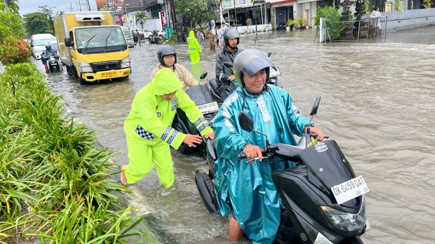 Hujan Deras Sebabkan Genangan di Sunset Road, Polresta Denpasar Turunkan Personel Atur Lalu Lintas