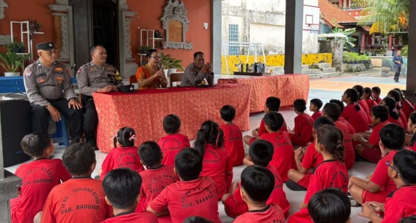 Polsek Kuta Selatan Sambangi SDN 1 Benoa, Tanamkan Disiplin dan Kesadaran Hukum Sejak Dini