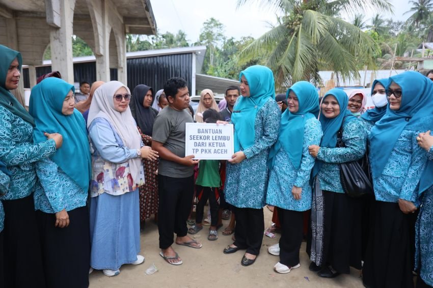 Sambut Ramadhan, Kak Na dan TP PKK Aceh Bagikan Sapi Meugang serta Bahan Pangan untuk Warga