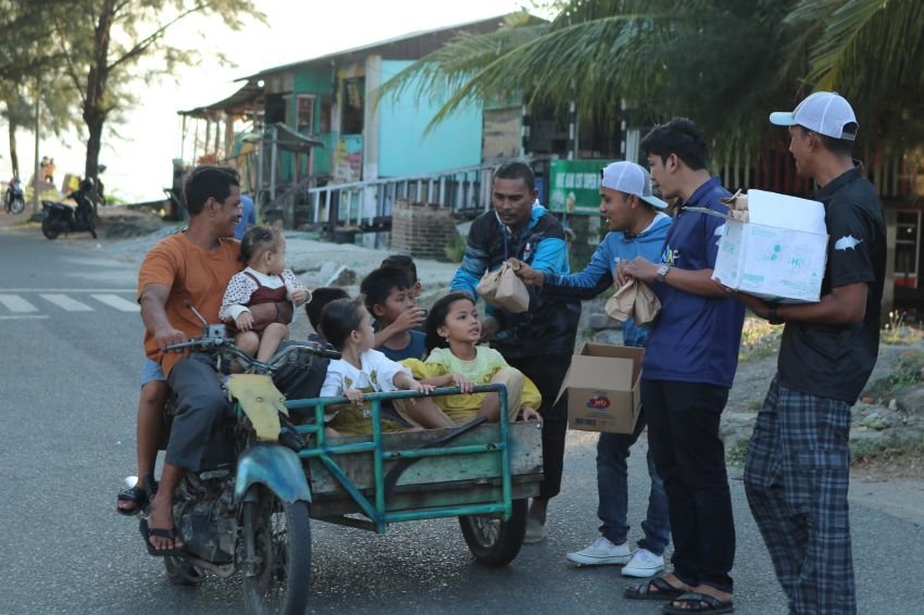 Lima Komunitas Pemancing Gelar Aksi Sosial Ramadan di Tugu Kilometer Nol Banda Aceh, Santuni Anak Yatim dan Bagi 300 Paket Takjil