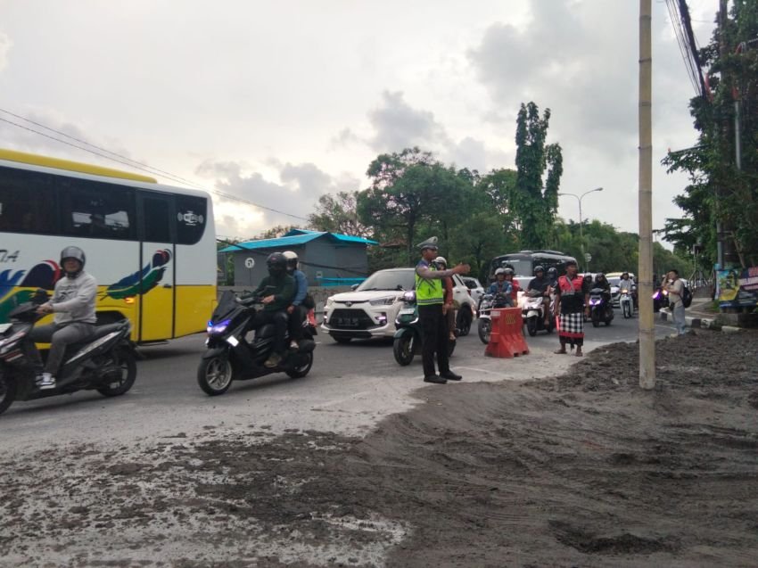 Jelang Idul Fitri dan Nyepi, Polsek Denpasar Selatan Pengamanan Lalu Lintas di Simpang Matahari Sanur