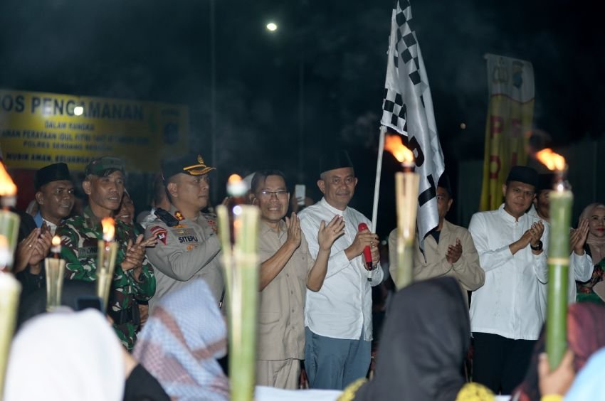 Meriahkan Malam 1 Syawal, Pj Sekdaprov Sumut Melepas Pawai Obor dan Mobil Hias di Serdangbedagai