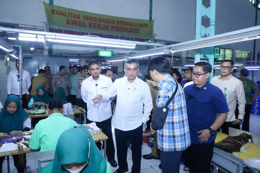 Menaker Yassierli Sidak Perusahaan di Semarang, Tindak Lanjuti Laporan THR Belum Dibayar Penuh