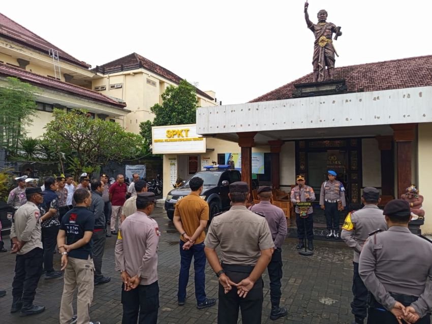 Kompol I Ketut Tomiyasa Tekankan Profesionalisme dalam Apel Pagi Polsek Dentim