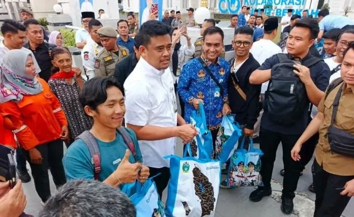 Bobby Nasution Bagikan Bingkisan dan THR di Tengah Aksi Unjuk Rasa di Depan Kantor Gubernur Sumut