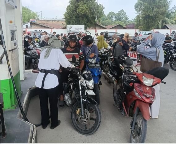 Kelangkaan Pertalite di SPBU Sei Rampah, Pengendara Antre Sejak Subuh