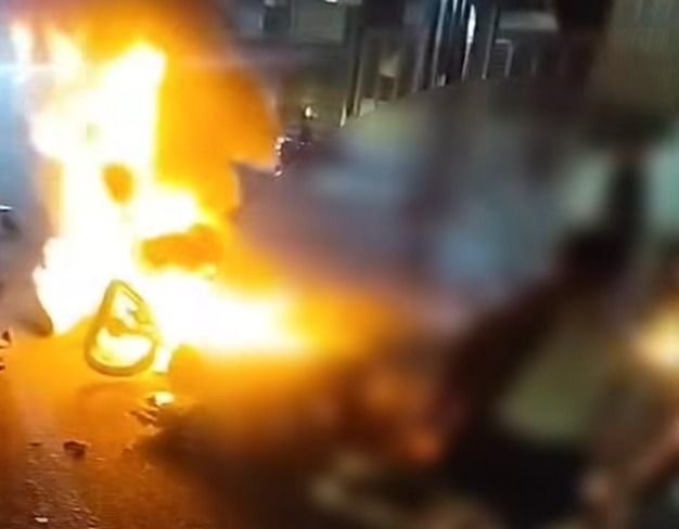 Dua Motor Terbakar Usai Tabrakan di Medan, Dua Pengendara Luka Berat