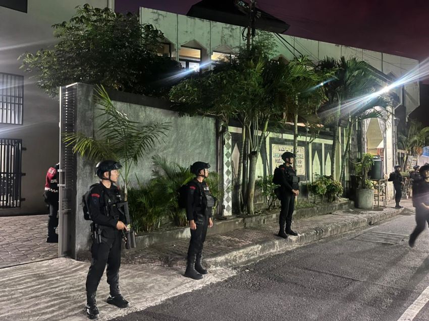 Jaga Malam Kemenangan, Puluhan Personel Polda Bali Amankan Takbiran di Masjid Ukhuwwah Denpasar