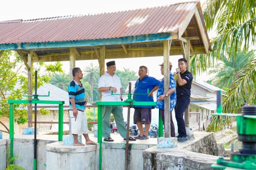 Komitmen Jaga Infrastruktur, Bupati Batu Bara Tinjau Jembatan dan Pintu Air di Desa Air Hitam