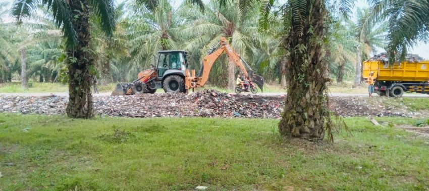Tumpukan Sampah di Desa Sampali Viral, Kades M Ruslan Bersama Warga Langsung Turun Tangan