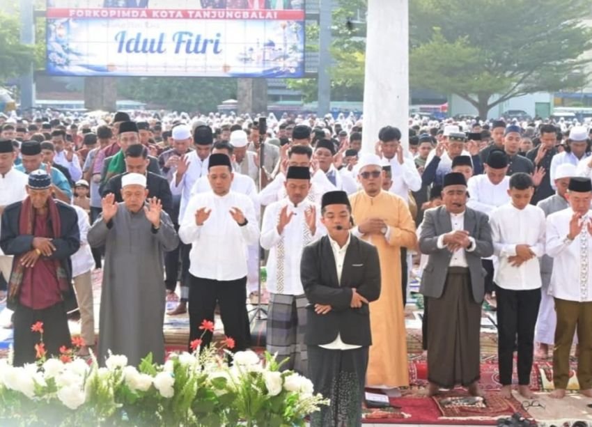 Wali Kota Tanjungbalai Salat Id Bersama Ribuan Warga di Alun-alun Sultan Abdul Jalil Rahmadsyah, Ajak Perkuat Persatuan