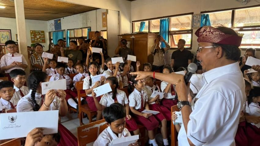 Gubernur Koster Tepati Janji, Serahkan Bantuan Rp 129 Juta untuk SDN 5 Banjar Terdampak Banjir