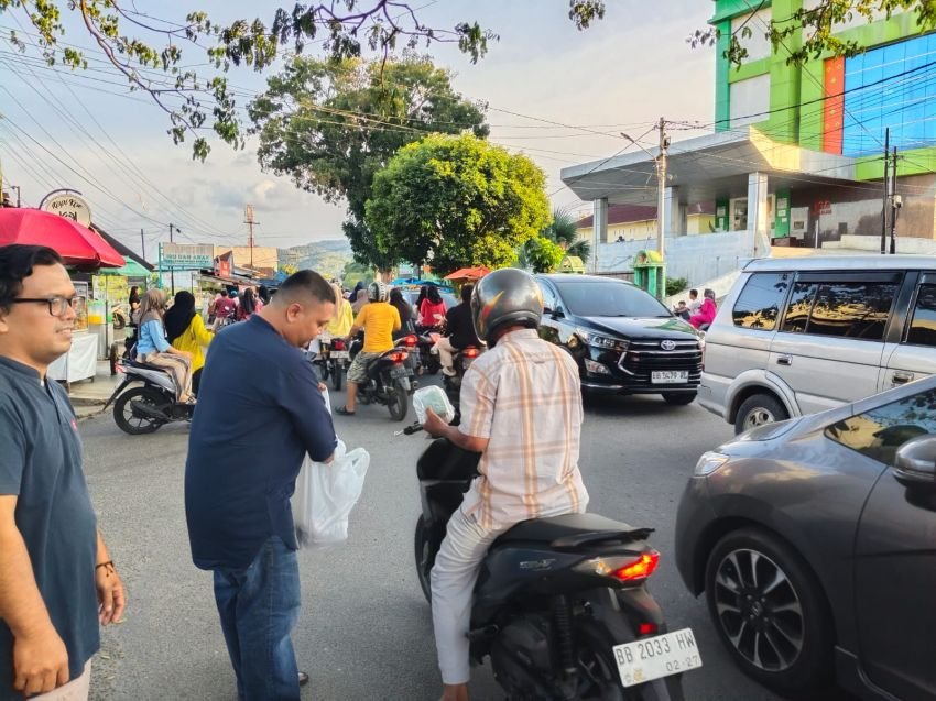 Ratusan Takjil Gratis untuk Pengendara, Persaudaraan Jurnalis Lopo Madan Tunjukkan Kepedulian di Ramadhan